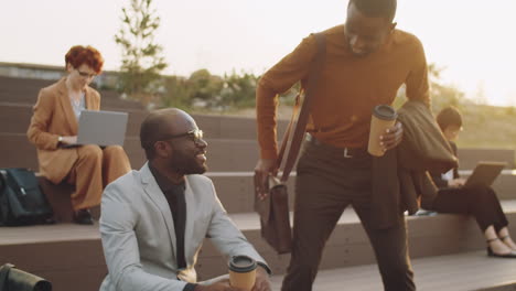 Hombres-De-Negocios-Afroamericanos-Dándose-La-Mano-Y-Hablando-En-El-Parque